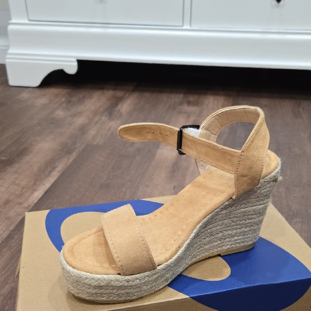 Chic Tan Wedge Sandals